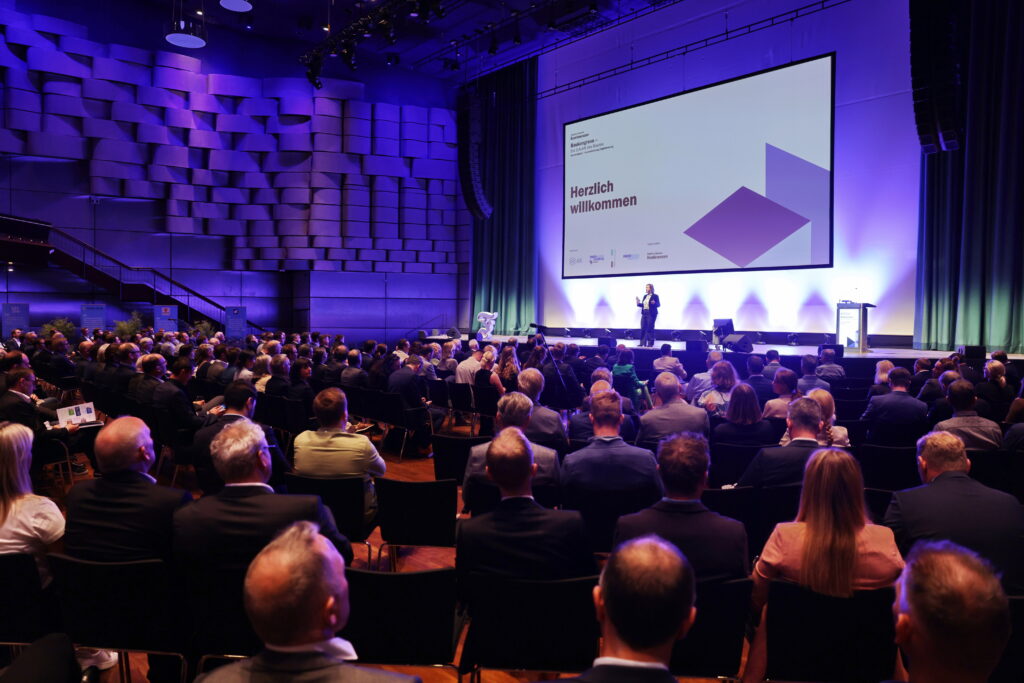 Der BAUKONGRESS zieht zahlreiche führende Köpfe der Bau- und Immobilienwirtschaft nach Aachen (Blick ins Plenum beim Baukongress 2024)